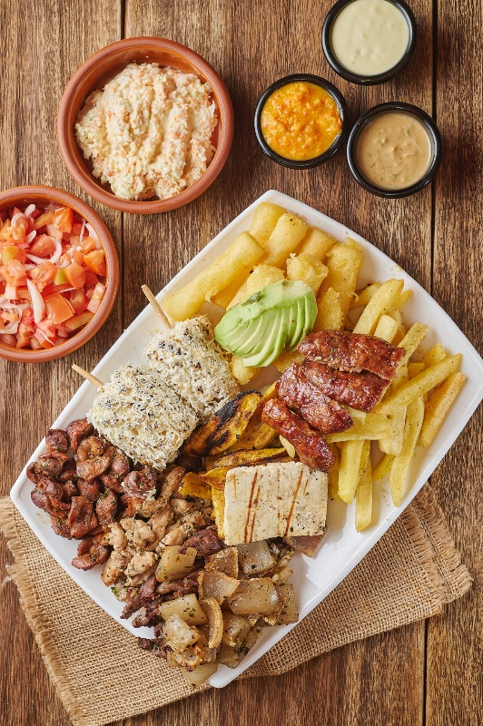 Picada barón con papas y yucas fritas